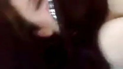 بچه ها بلوند را لعنتی می کنند ، دست های خود را در دانلود فیلم سکسی از التا اوشن او می گذارند و روی سینه او می نشینند