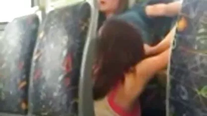 سرباز عضلانی با سرطان خود نوک پستی جذاب را به سمت خود می التا اوشنsex کشد