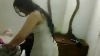 آبسه فرو رفته یک دختر جذاب را اغوا سکس کون التا می کند
